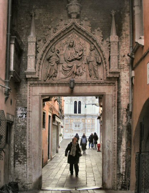 Venise : portail de la rue San Provolo (campo San Zaccaria).
