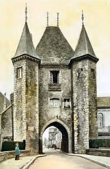 Villeneuve sur Yonne : la porte de Joigny.