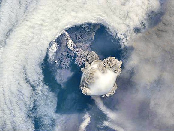 Kouriles : une éruption du volcan Sarychev depuis l'espace.