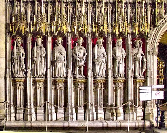 Cathédrale de York : sculptures des premiers rois d'Angleterre.