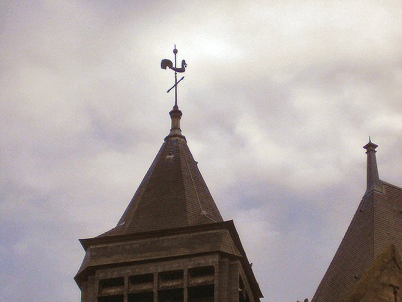 Saint-Jean-aux-Bois : croix de clocher et girouette.