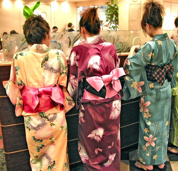 Japon : femmes en kimono.