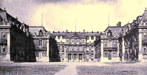 Chateau de Versailles : la cour de Marbre.