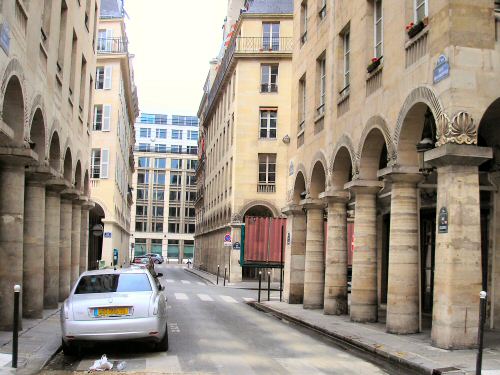 Rue des Colonnes,  Paris.